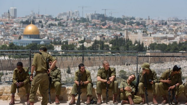 With the Temple Mount in the background, Israeli soldiers are seen during preparation for a Memorial Day ceremony at the Mount of Olives in Jerusalem on April 21, 2014 (Yonatan Sindel/Flash90)